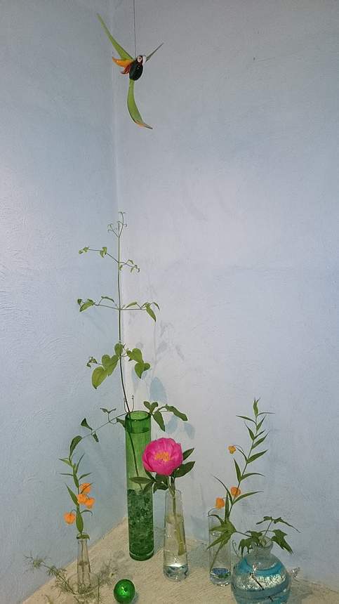   
 
 ein bunter Glasvogel schwebt �ber himmelblauen und bunten Blumen...
 
 